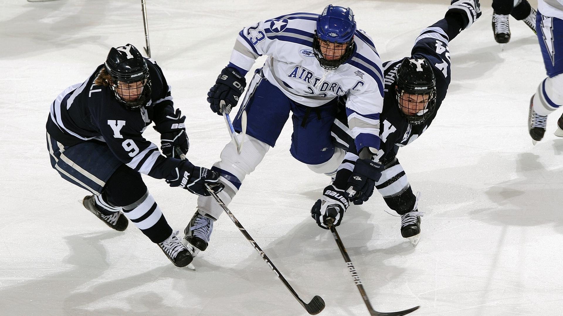 游泳接力赛紧张刺激,换泳手环节决定胜负,游泳接力比赛临时换人